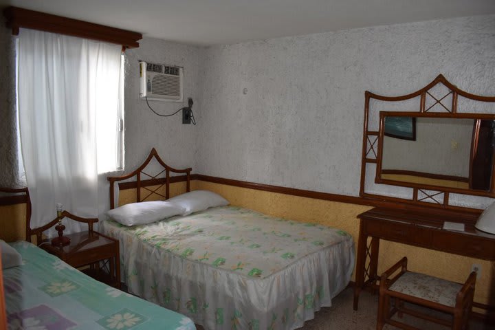 Dormitorio de una suite con dos camas