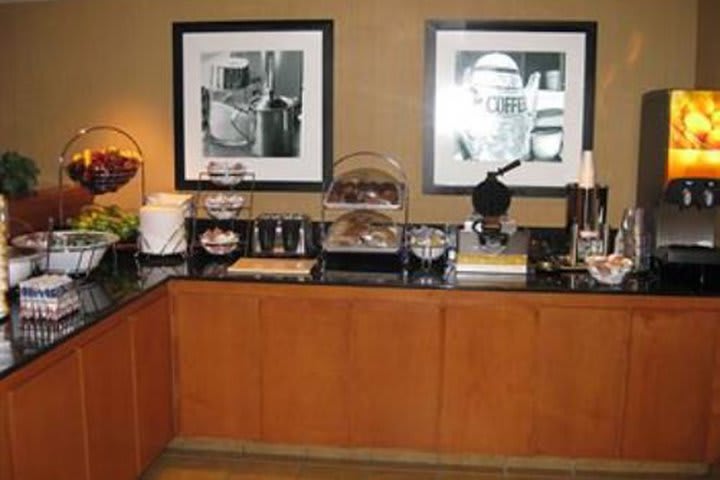 Barra de desayunos del AmericInn Hotel & Suites en Schaumburg