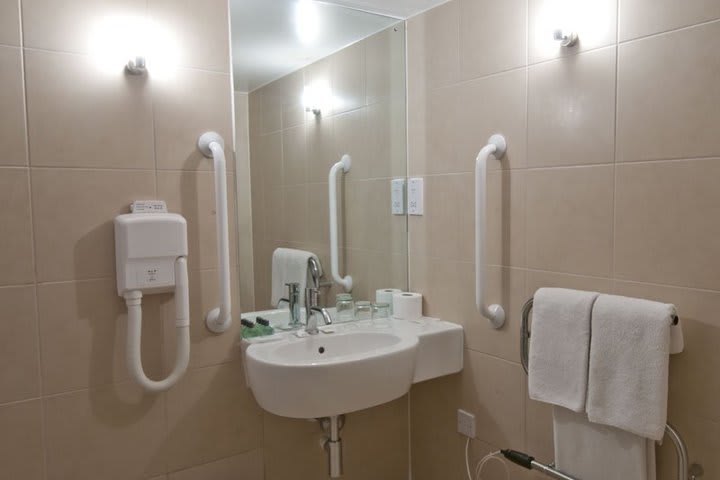 Baño de una habitación del Central Park Hotel en Londres