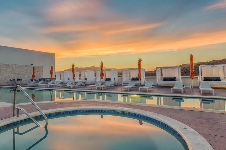 Vista del atardecer en la piscina