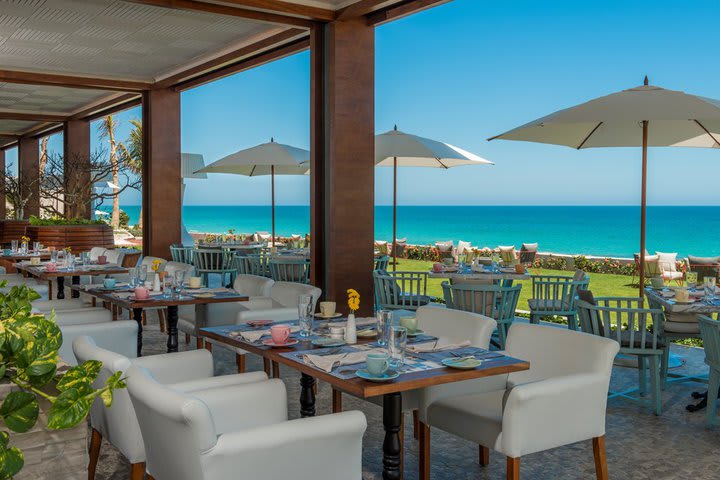 El restaurante Azul se encuentra frente al mar