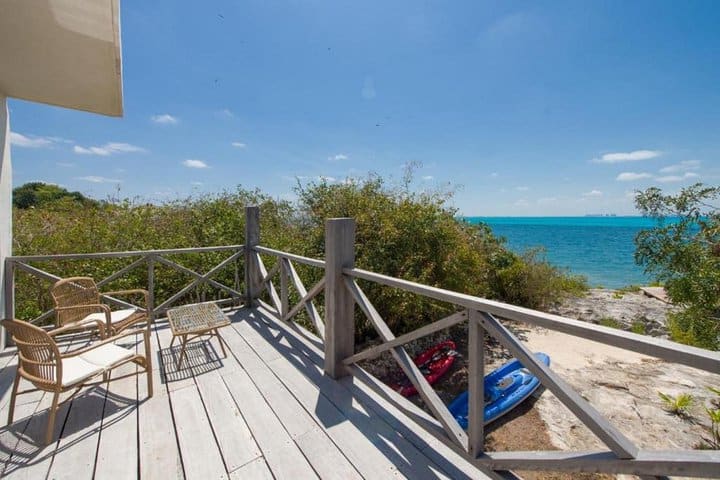 Terraza de una suite de lujo con vista al mar