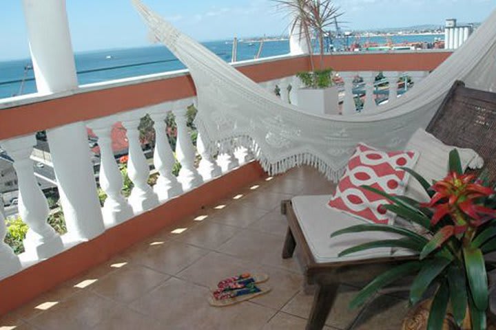 Guest room with balcony and hammock at Pousada Villa Carmo, hotel in Salvador da Bahia