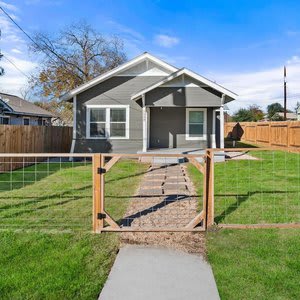 Step Into Comfort in This 3BR 2BA Downtown Retreat