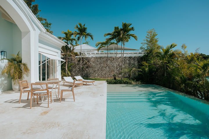 Terraza de la suite lujosa con piscina