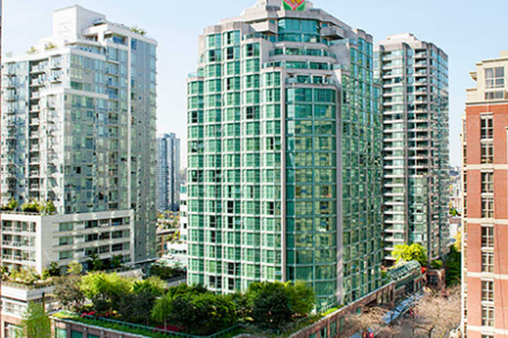 Rosedale On Robson Suite Hotel