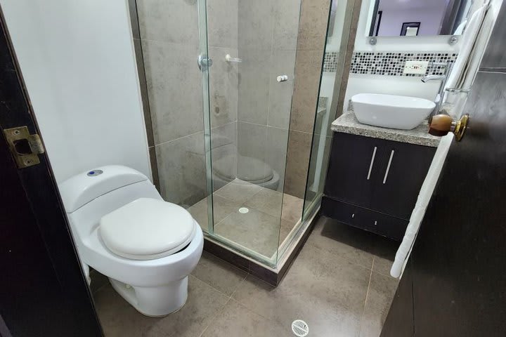 Baño de huéspedes