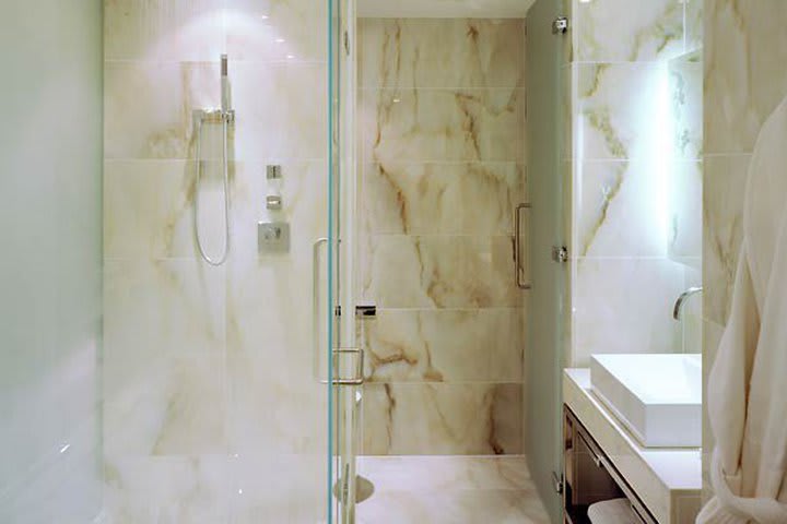 Guest bathroom at the London Marriott Hotel Grosvenor Square