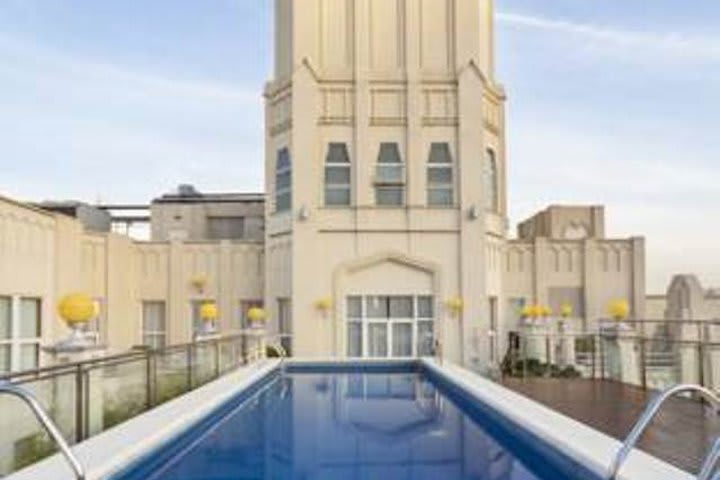 Piscina con vista a la ciudad