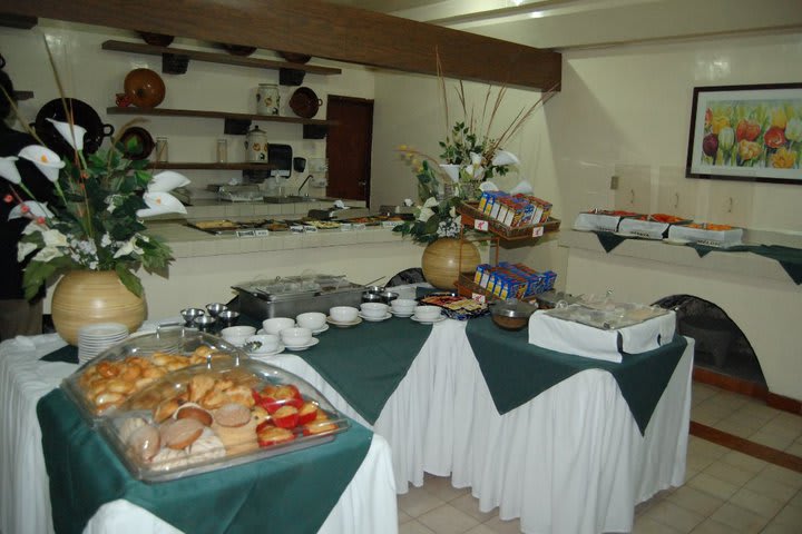 The coffee shop at the Real de Minas hotel offers buffet breakfast