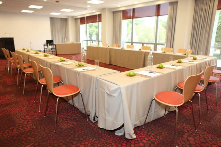 Chicago's Essex Inn has various meeting rooms