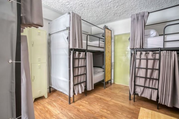 Cama en dormitorio comunitario de 8 camas