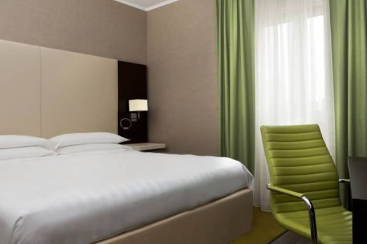 Four Points by Sheraton Milan Center has rooms with contemporary design