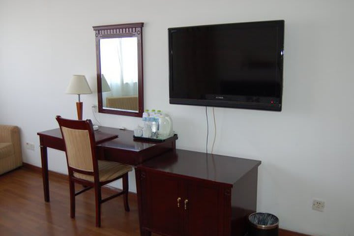 Guest rooms at the Lakeside Holiday Inn in Shanghai offer a work desk