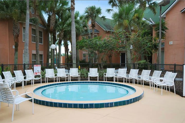 El hotel The Palms Villas en Kissimmee cuenta con un jacuzi