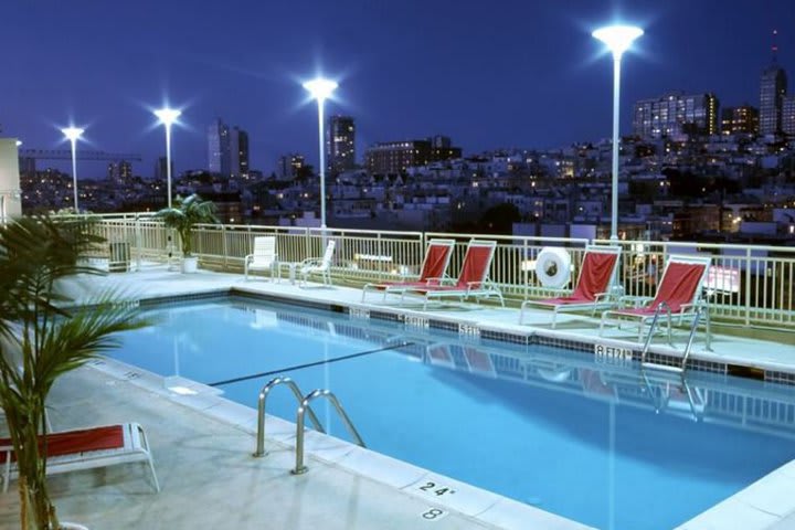 Vista nocturna de la piscina