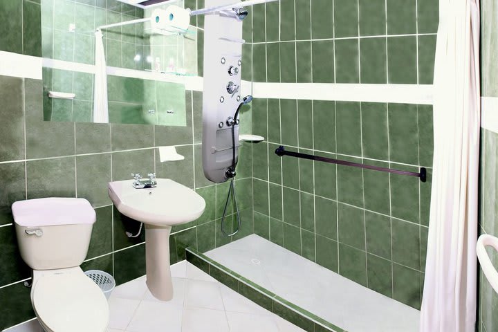 Baño de huéspedes