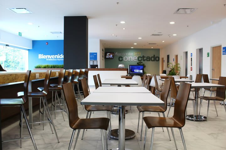 El salón de desayunos sirve comida casual el resto del día