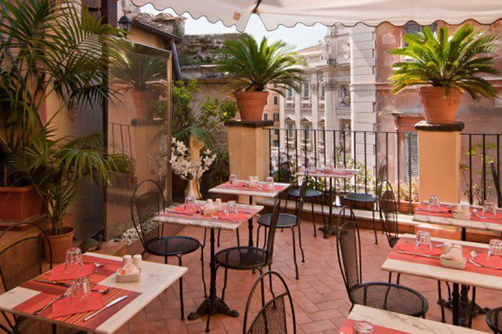 Terraza del hotel Relais Fontana di Trevi en la ciudad de Roma