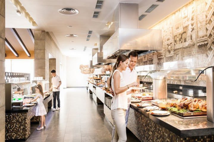 Restaurante bufet abierto para desayunos, almuerzos y cenas