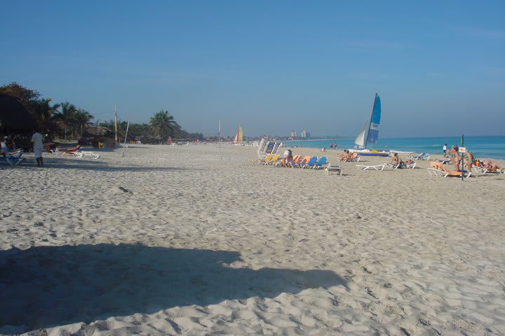 Para acceder a la playa solo hay que atravesar los jardines