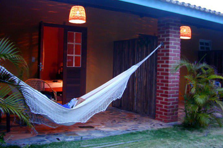 There are rooms with balcony and hammock at the Jambo Pousada hotel