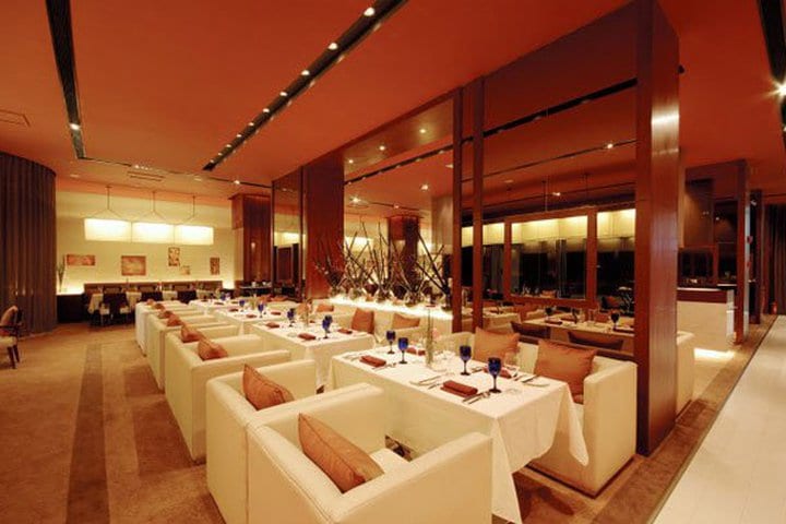 One of the restaurants at the Howard Johnson Hotel Zhangjiang Shanghai