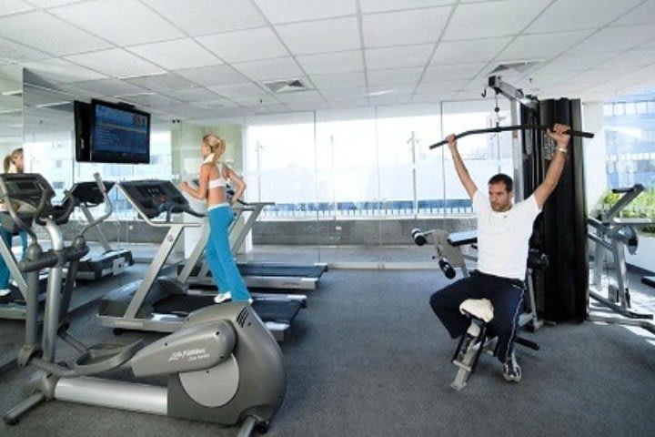 Equipped fitness center at the Radisson Hotel Decapolis Miraflores