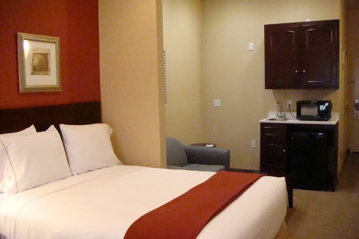 Holiday Inn Express & Suites Los Angeles Airport Hawthorne has 120 guest rooms