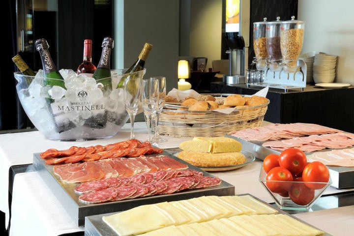 Disfruta de la comida mediterránea que sirve el restaurante del Hotel Grums