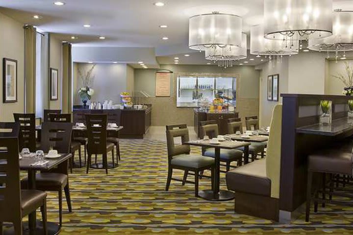 The Hilton Garden Inn Toronto City Centre in Toronto offers buffet breakfast