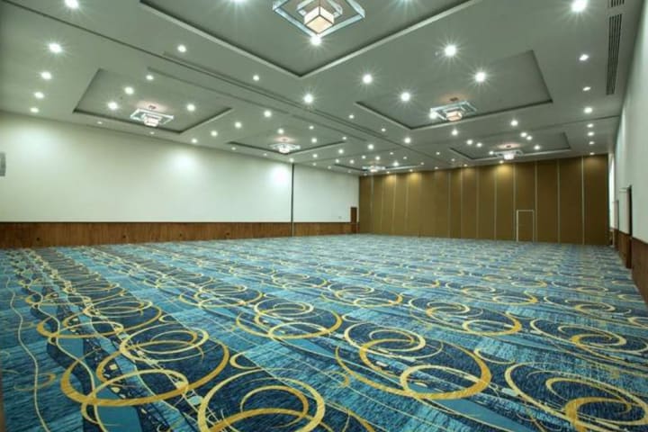 Conference facilities can accommodate up to 900 guests