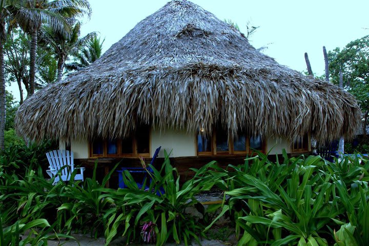 El hotel tiene un estilo rústico