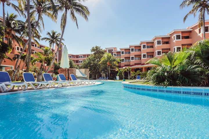 Camas de playa plegables en la piscina