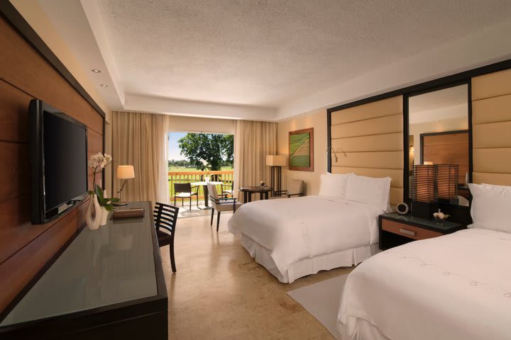 Elite guest room with courtyard and two beds