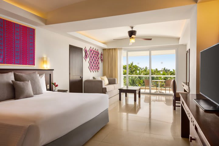 Interior of a junior suite king with tropical view