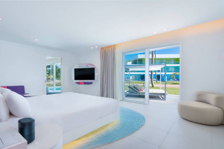 Sunrise Master suite swim up