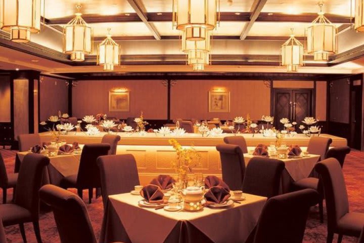 The Hong Qiao State Shanghai hotel features restaurants serving Chinese and international cuisine