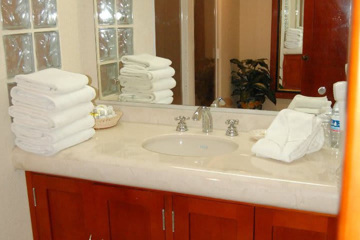 Baño de huéspedes del hotel Real de Minas en San Luis Potosí