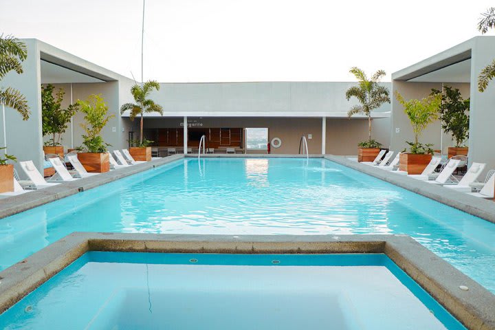 Piscina y jacuzzi