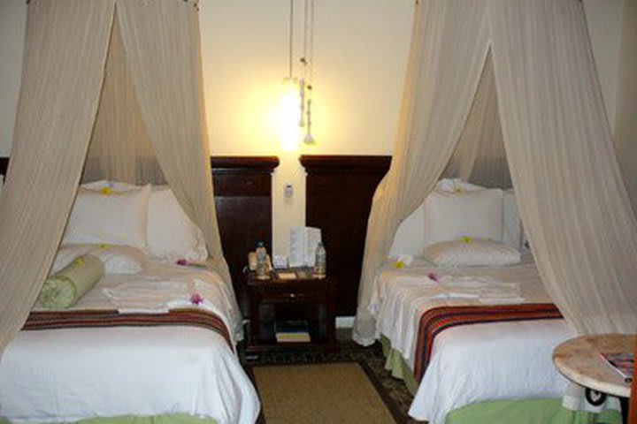 Guest room with two beds at the Piedra de Agua hotel in Merida