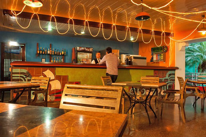 El bar proporciona cocteles y bebidas