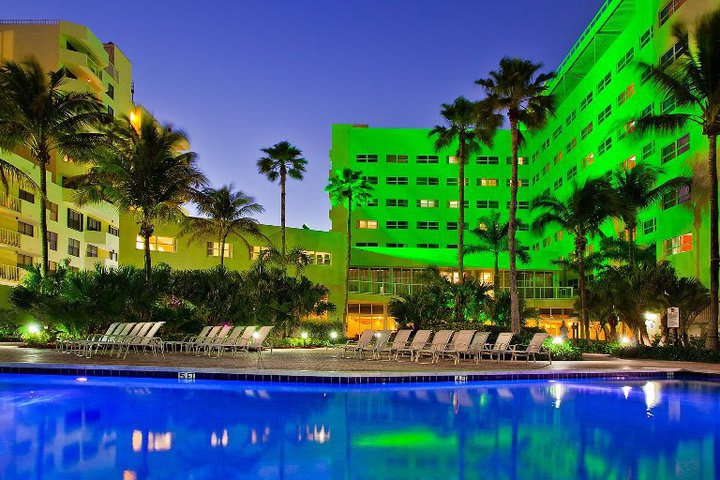 Vista nocturna de la piscina