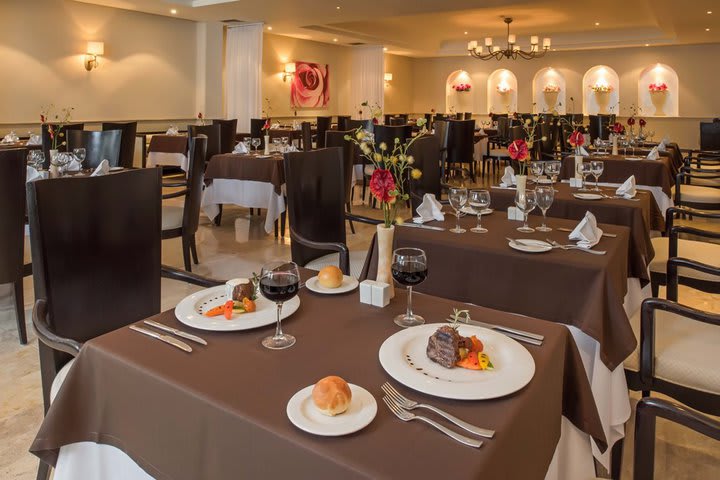 Restaurants serve international cuisine with buffet and a la carte service