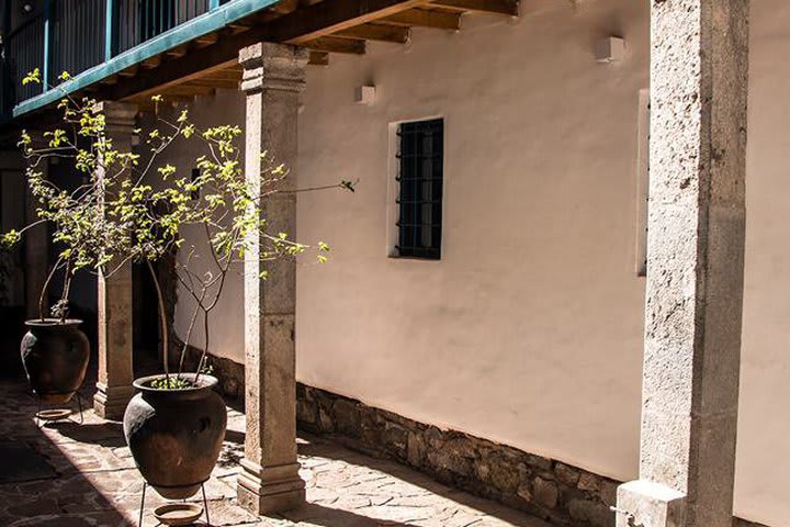 Colonial-style courtyard at the property