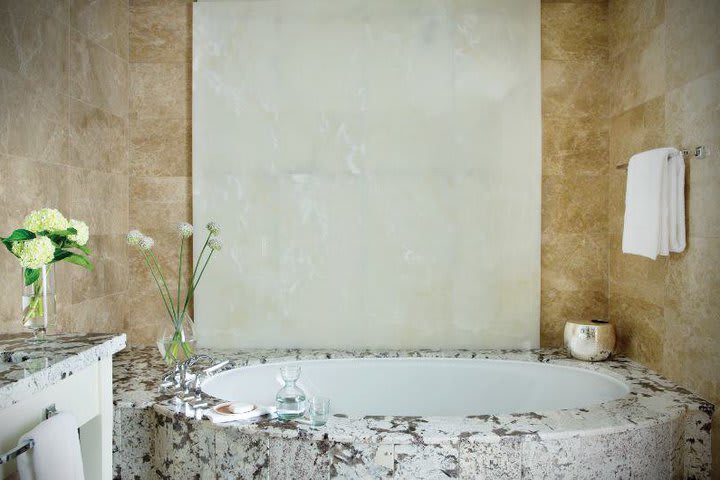 Baño de huéspedes con tina en una habitación del hotel de lujo The Langham, Chicago