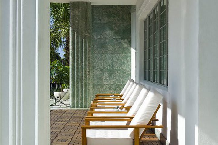 Sitting area at the entrance of the Dream South Beach, hotel in Miami