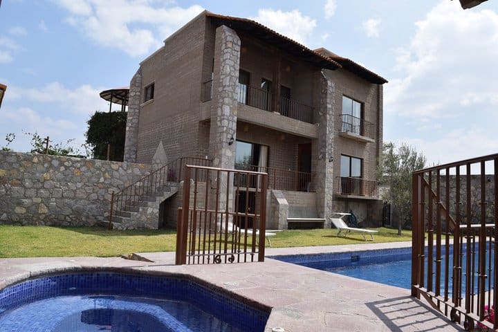 Vista de la piscina y el solárium