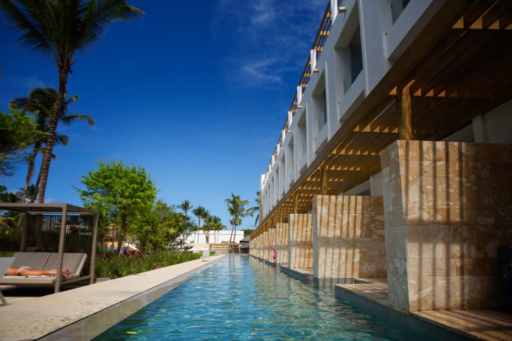 Vista de la piscina de las junior suite con acceso