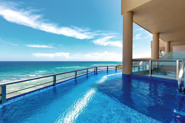 There are suites with exclusive access to the pool